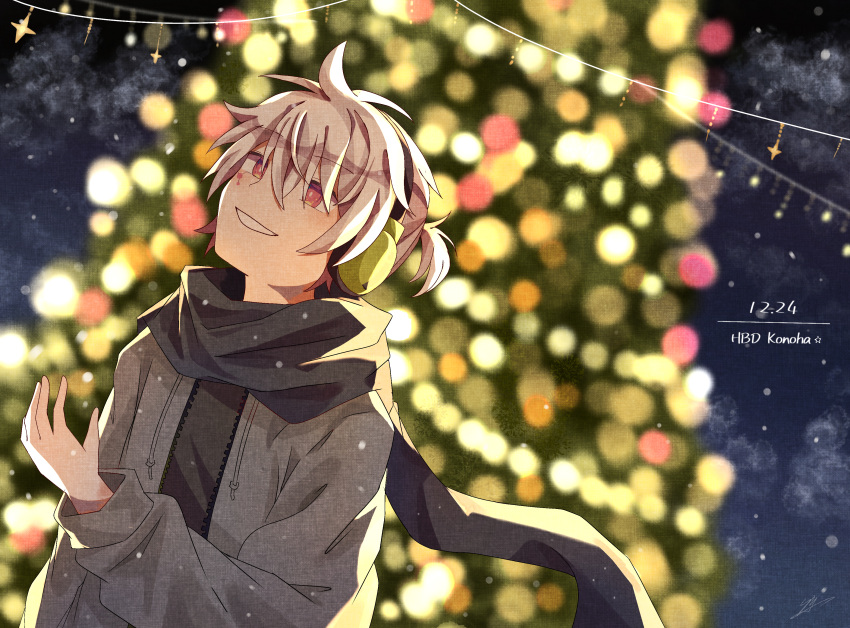 1boy absurdres blurry bokeh bright_pupils character_name christmas_tree commentary dated depth_of_field drawstring facial_mark grey_hair grey_jacket grey_scarf grey_shirt hair_between_eyes headphones highres hood hooded_jacket jacket kagerou_project konoha_(kagerou_project) long_bangs long_sleeves looking_up male_focus mekakucity_actors night night_sky outdoors paper_loorie pink_eyes scarf shirt short_hair short_ponytail signature sky smile solo string upper_body