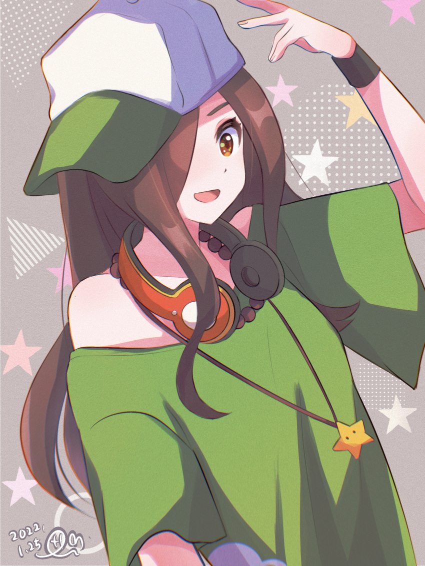 1girl :d absurdres anotherplus arm_at_side artist_name baseball_cap bead_necklace beads black_wristband breasts brown_eyes brown_hair circle commentary dated film_grain gaen_izuko green_headwear green_shirt grey_background hair_over_one_eye hair_over_shoulder halftone halftone_background hand_up hat headphones headphones_around_neck highres jewelry long_hair looking_at_viewer medium_breasts monogatari_(series) necklace off-shoulder_shirt off_shoulder open_mouth pendant prayer_beads red_headphones shirt short_sleeves sideways_hat signature single_bare_shoulder smile solo spread_fingers star_(symbol) triangle upper_body white_headwear wide_sleeves