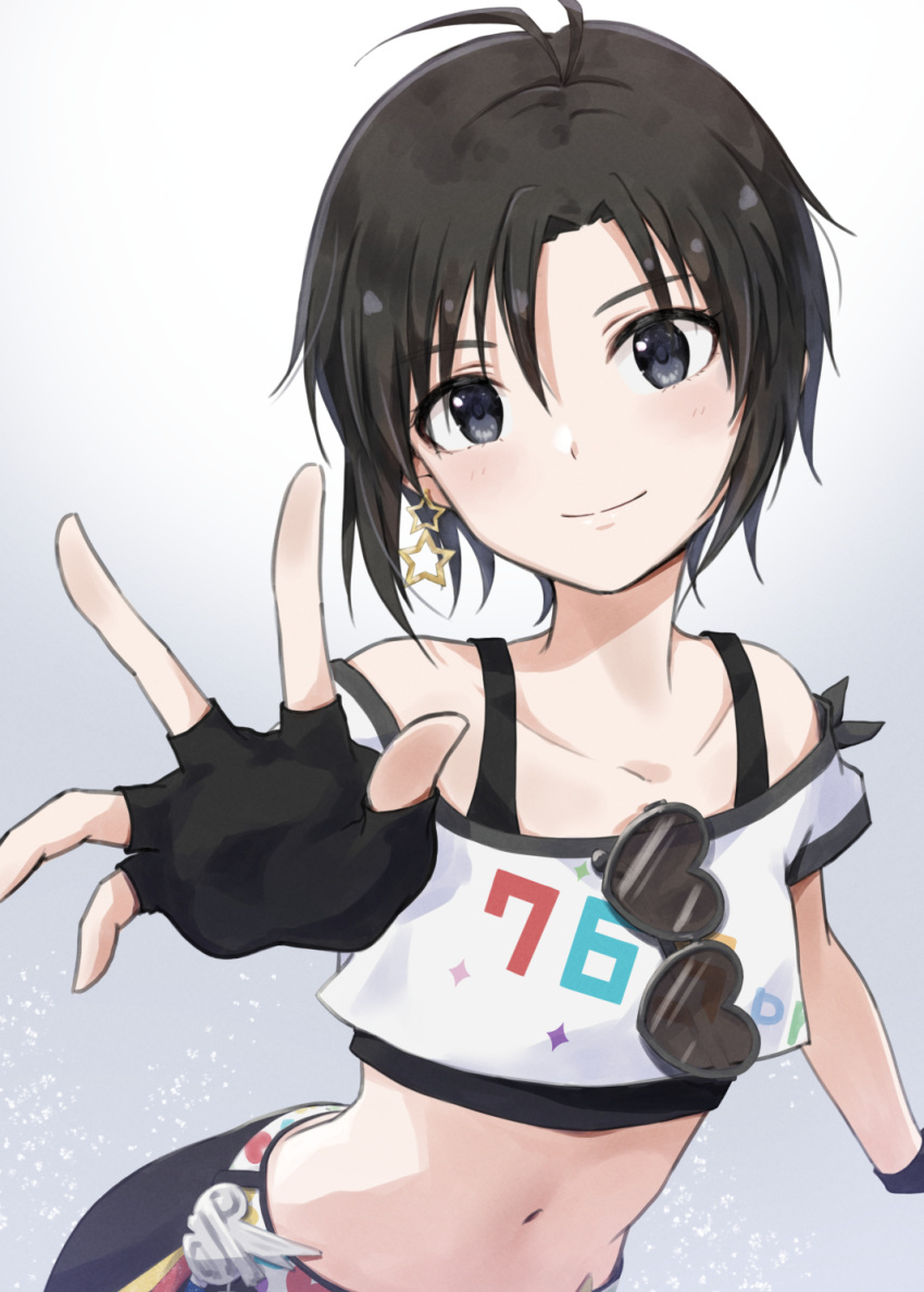 1girl antenna_hair bangs bare_shoulders belt black_eyes black_gloves black_hair black_sports_bra breasts closed_mouth clothes_writing collarbone commentary crop_top earrings fingerless_gloves gloves gradient_background grey_background hair_between_eyes head_tilt heart heart-shaped_eyewear highres idolmaster idolmaster_(classic) jewelry kikuchi_makoto light_particles light_smile looking_at_viewer midriff mogskg narrow_waist navel off-shoulder_shirt off_shoulder outstretched_arms outstretched_hand reaching_towards_viewer shirt short_hair small_breasts smile solo sports_bra spread_fingers star_(symbol) star_earrings street_hopper_(idolmaster) sunglasses upper_body very_short_hair white_shirt