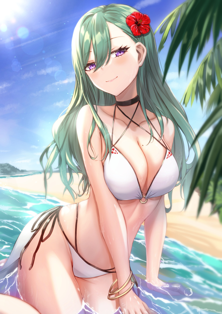 1girl alulunkiruto beach bikini black_choker blue_sky bracelet breasts choker cloud criss-cross_halter day flower green_hair hair_behind_ear hair_between_eyes halterneck hibiscus highres jewelry large_breasts long_hair looking_at_viewer mole mole_on_breast multi-strapped_bikini o-ring o-ring_bikini o-ring_top ocean official_alternate_costume outdoors palm_tree purple_eyes red_flower side-tie_bikini_bottom sitting sky smile solo swept_bangs swimsuit tree virtual_youtuber vspo! water white_bikini yakumo_beni yokozuwari