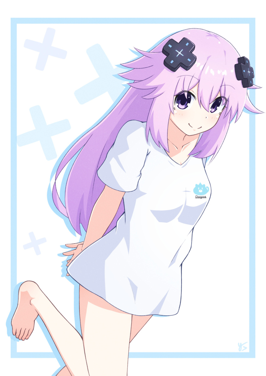 1girl adult_neptune bare_legs barefoot breasts closed_mouth collarbone commentary d-pad d-pad_hair_ornament dogoo feet hair_between_eyes hair_ornament highres light_blush long_hair looking_at_viewer medium_breasts neptune_(series) no_pants pink_hair purple_eyes shirt short_sleeves simple_background smile solo standing standing_on_one_leg t-shirt toes very_long_hair white_background white_shirt yashi_(hayashiki0404)