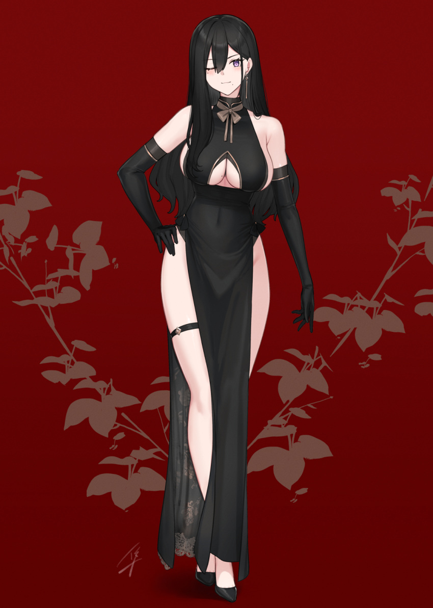 1girl bare_shoulders black_dress black_footwear black_gloves black_hair breasts classy-black-haired_girl_(hayabusa) closed_mouth commentary dress earrings elbow_gloves full_body gloves hayabusa highres jewelry large_breasts long_hair looking_at_viewer mole mole_on_breast mole_under_mouth original purple_eyes red_background smile solo standing symbol-only_commentary thigh_strap thighs