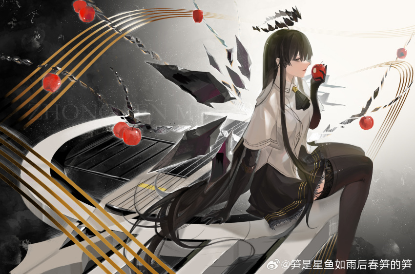 1girl absurdres ahoge apple arknights arm_support artist_name ascot backlighting black_ascot black_background black_eyes black_garter_straps black_gloves black_hair black_halo black_skirt black_sleeves black_thighhighs black_wings blunt_bangs breasts bright_pupils broken_halo cello chinese_commentary chinese_text collared_jacket colored_inner_hair commentary_request dark_halo detached_wings energy_wings feet_out_of_frame food food_bite from_side fruit garter_straps gloves gradient_background grey_hair hair_spread_out halo hand_up hatching_(texture) highres hime_cut holding holding_food holding_fruit instrument jacket layered_sleeves ledge light_particles linear_hatching long_hair long_sleeves looking_at_viewer medium_breasts miniskirt multicolored_hair outer_glow pale_skin parted_lips pleated_skirt profile red_apple shadow short_over_long_sleeves short_sleeved_jacket short_sleeves sidelocks sideways_glance sitting sitting_on_object skirt smile solo staff_(music) thighhighs thighs two-tone_hair very_long_hair violin virtuosa_(arknights) watermark weibo_5519335966 weibo_logo weibo_username white_background white_jacket white_pupils wide_sleeves wing_collar wings zettai_ryouiki