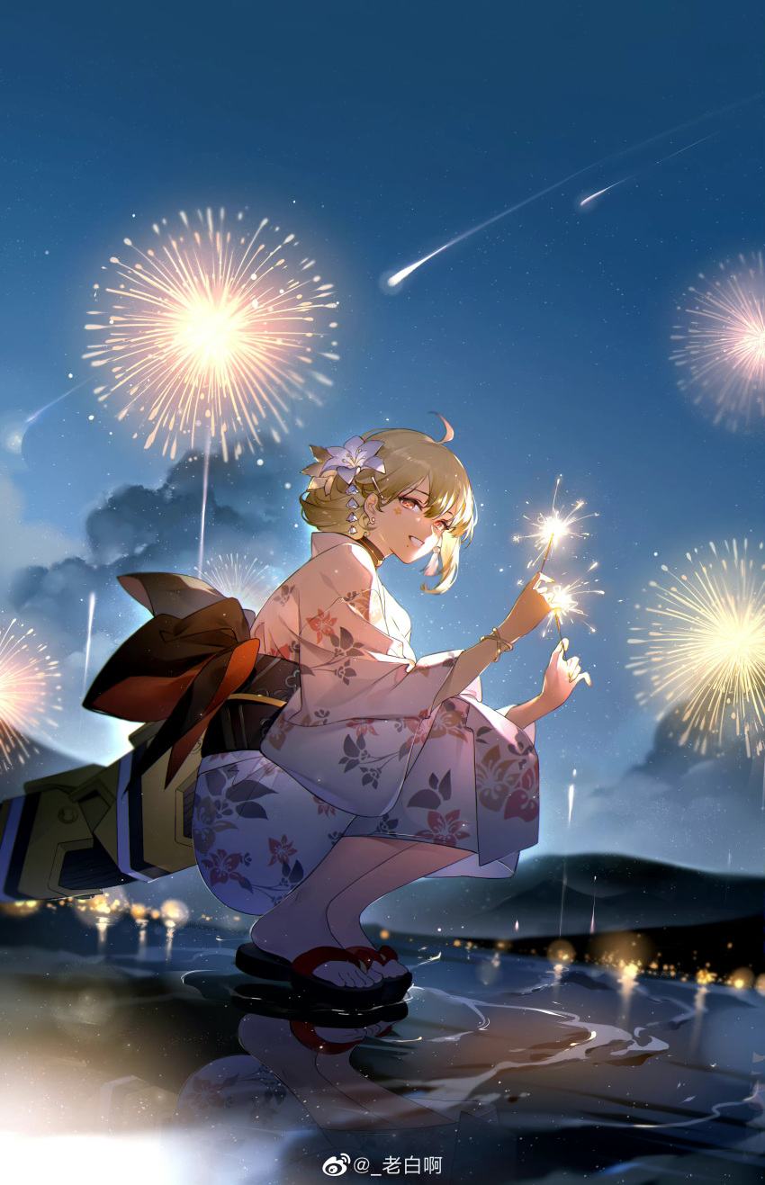 1girl absurdres ahoge bracelet chinese_commentary commentary_request de_lacey_(girls'_frontline_nc) fireworks floral_print flower girls'_frontline girls'_frontline_neural_cloud green_hair grin hair_flower hair_ornament highres holding_fireworks japanese_clothes jewelry kimono lao_bai_(pixiv36119836) looking_at_viewer mechanical_tail mole mole_under_mouth night night_sky obi official_alternate_costume outdoors print_kimono sandals sash sky smile solo sparkler squatting symbol-shaped_pupils tail water weibo_username yukata