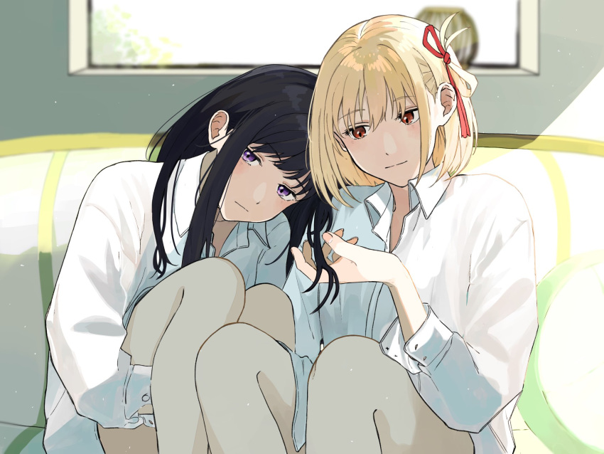 2girls black_hair blonde_hair blurry blurry_background blush closed_mouth collared_shirt commentary couch dress_shirt feet_out_of_frame hair_ribbon highres hugging_own_legs indoors inoue_takina knees_up light_particles long_hair long_sleeves looking_at_another looking_at_viewer lycoris_recoil multiple_girls nishikigi_chisato one_side_up playing_with_another's_hair puffy_sleeves purple_eyes red_eyes red_ribbon ribbon shirt short_hair sidelighting sidelocks sitting sunlight variant_set white_shirt yomo_(moo_777_moo) yuri