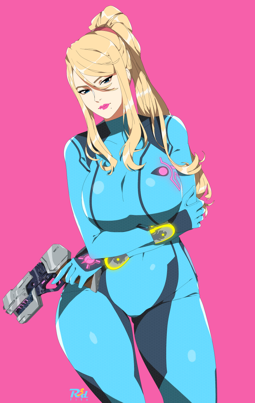 1girl absurdres blonde_hair blue_bodysuit blue_eyes bodysuit breasts cowboy_shot gun hair_between_eyes high_ponytail highres holding holding_gun holding_weapon large_breasts long_hair metroid metroid_(classic) mole mole_under_mouth pink_background pink_lips ponytail r3dfive samus_aran signature skin_tight solo thick_thighs thighs weapon zero_suit