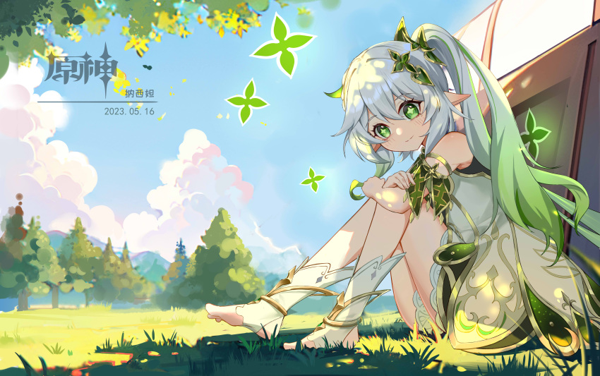 1girl absurdres anklet arm_strap blue_sky closed_mouth dress floating_hair from_side full_body genshin_impact gradient_hair green_eyes green_hair hair_between_eyes highres jewelry long_hair multicolored_hair nahida_(genshin_impact) oni_gaka pointy_ears sitting sky smile solo symbol-shaped_pupils twintails very_long_hair white_hair