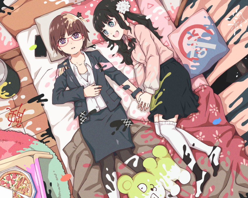 2girls :d bed black_hair blonde_hair blue_eyes brown_hair cellphone commentary food glasses holding_hands indoors jirai_kei long_hair lying multiple_girls office_lady on_back on_side original pantyhose phone pizza short_hair smartphone smile stuffed_animal stuffed_toy symbolism teddy_bear thighhighs twintails white_thighhighs yajirushi_(chanoma) yes-no_pillow