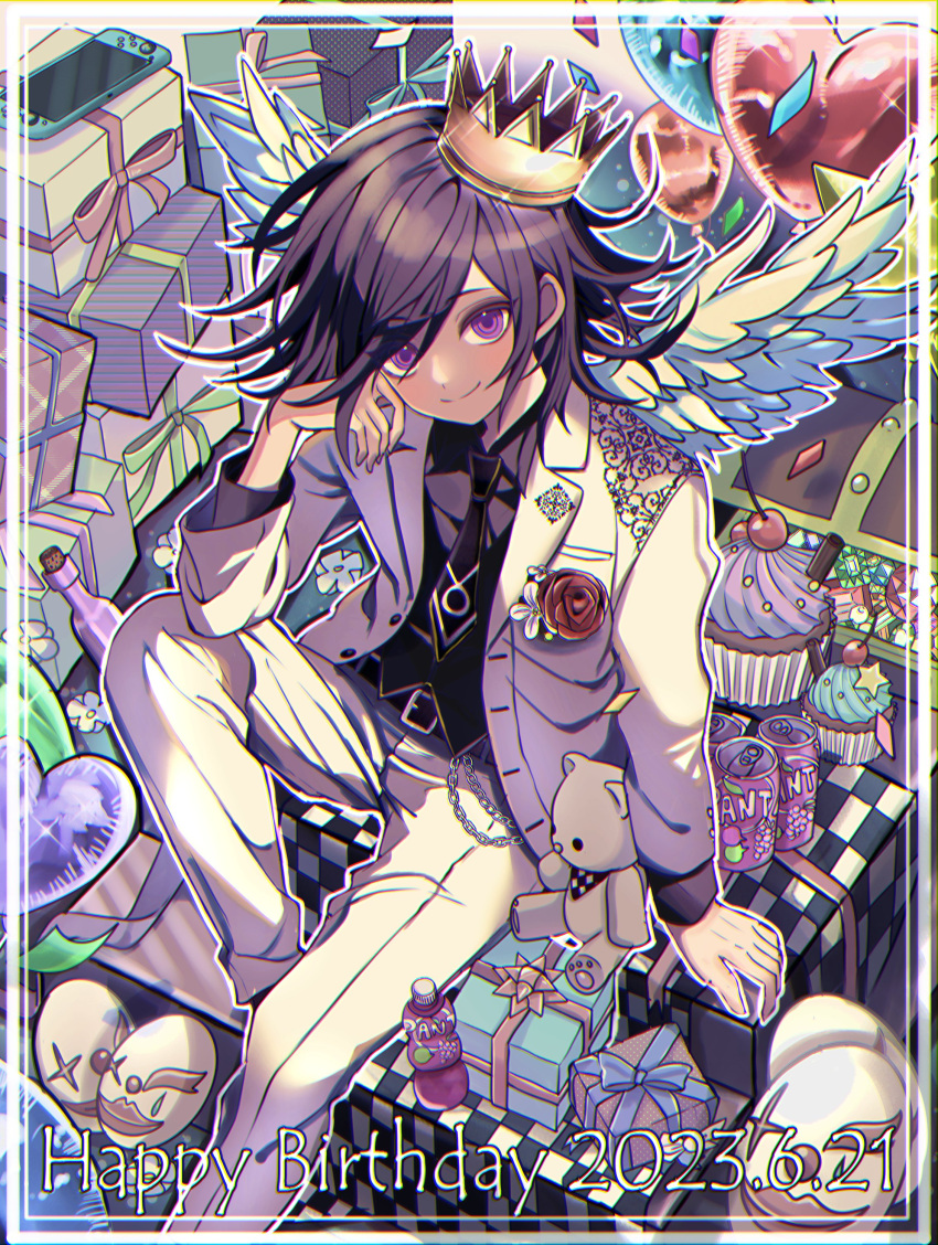 1boy 2023 absurdres angel_wings black_necktie black_shirt border box closed_mouth collared_shirt corsage crown cupcake danganronpa_(series) danganronpa_v3:_killing_harmony dated feathered_wings flower food formal gift gift_box happy_birthday head_rest heart highres long_sleeves looking_at_viewer male_focus necktie oma_kokichi pants purple_eyes purple_hair red_flower red_rose rose shirt short_hair smile solo suit urami0310 white_border white_pants white_suit white_wings wings