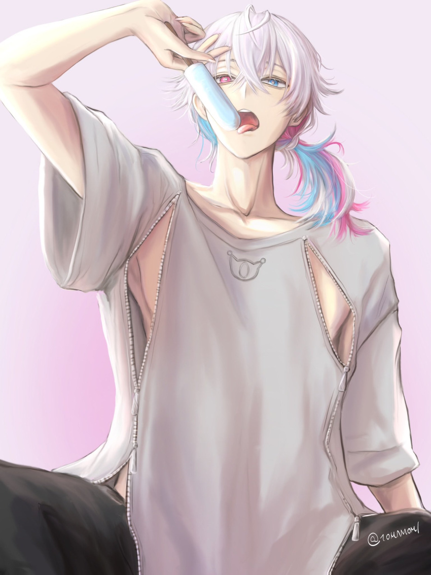 10mamomi 1boy collarbone food gavis_bettel hair_between_eyes heterochromia highres holostars holostars_english looking_at_viewer multicolored_hair open_mouth popsicle shirt solo tongue tongue_out white_hair white_shirt zipper