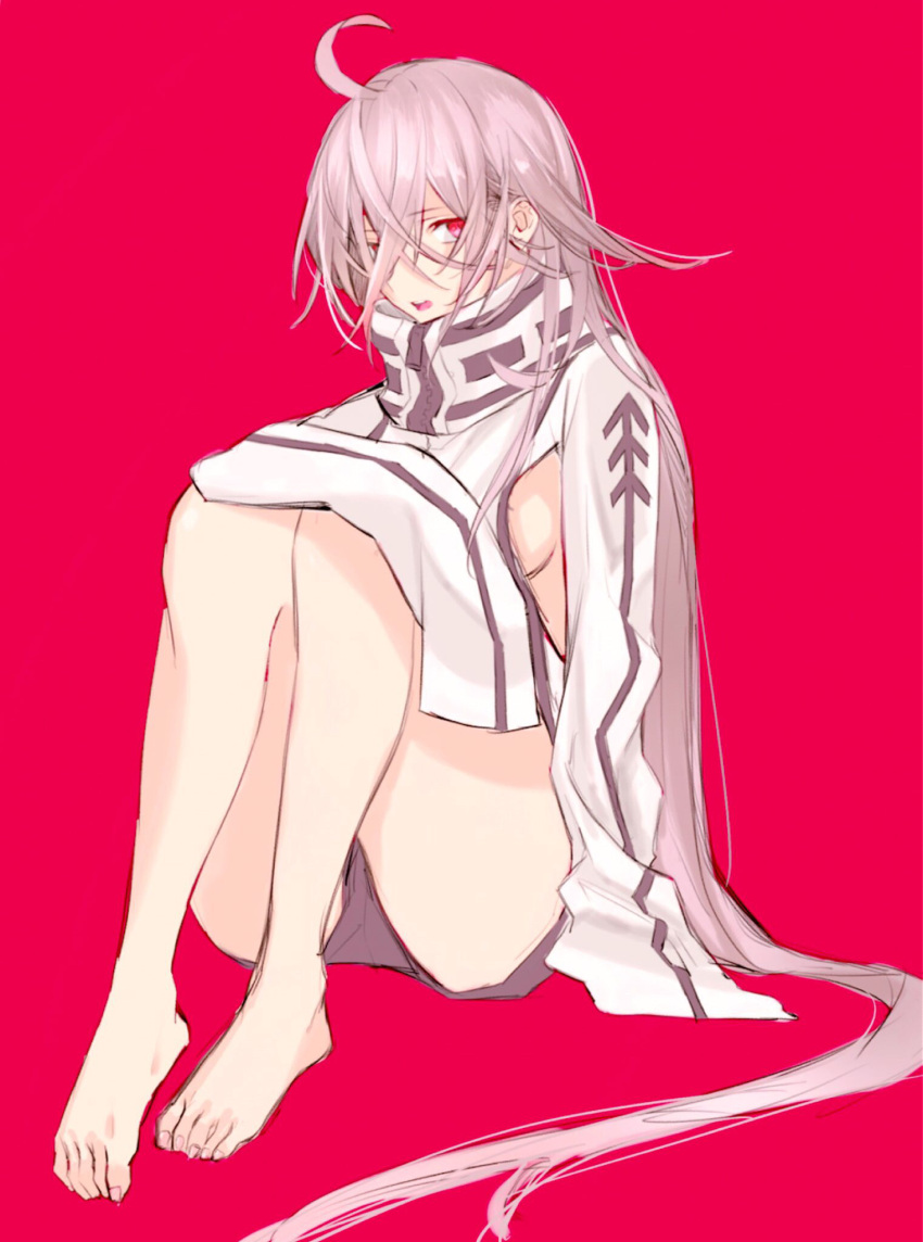 1girl ahoge arms_on_knees bare_legs barefoot black_shorts breasts grey_hair high_collar highres hikachil laevateinn_(phantom_of_the_kill) open_mouth phantom_of_the_kill red_background red_eyes shorts sideboob sitting sleeves_past_wrists solo teeth upper_teeth_only