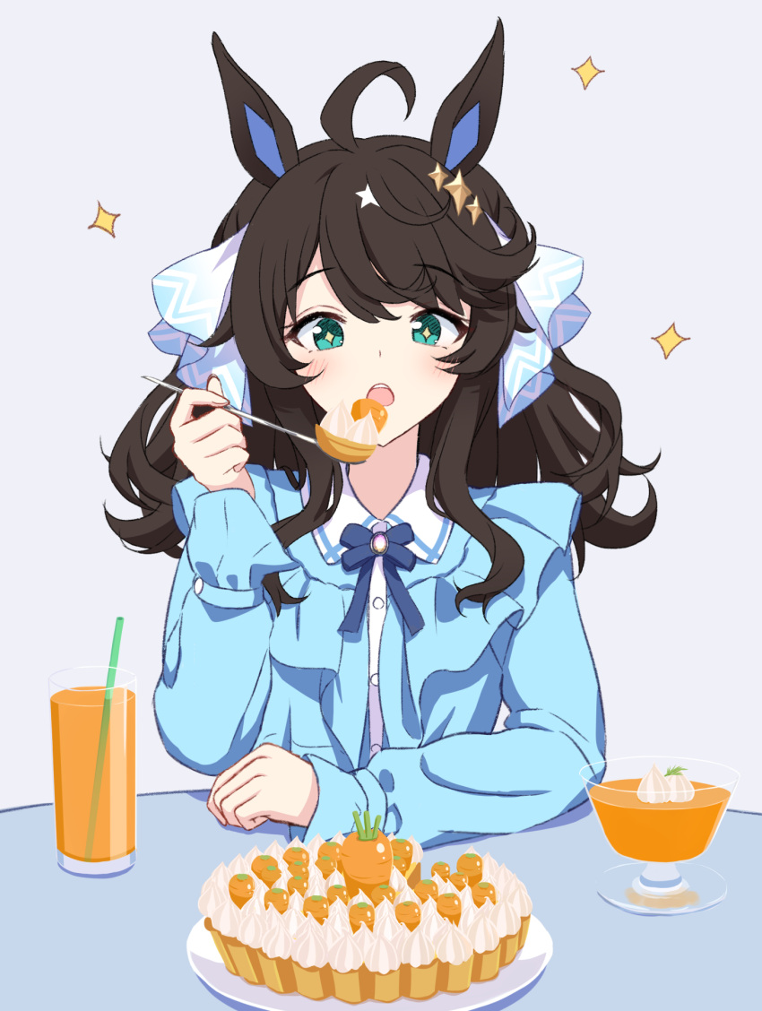 1girl ahoge animal_ears black_hair cake carrot casual commentary_request daring_tact_(umamusume) desert eating food hair_ornament highres horse_ears horse_girl juice kashmir_0808 looking_at_viewer medium_hair open_mouth portrait simple_background solo sparkle spoon table umamusume white_background