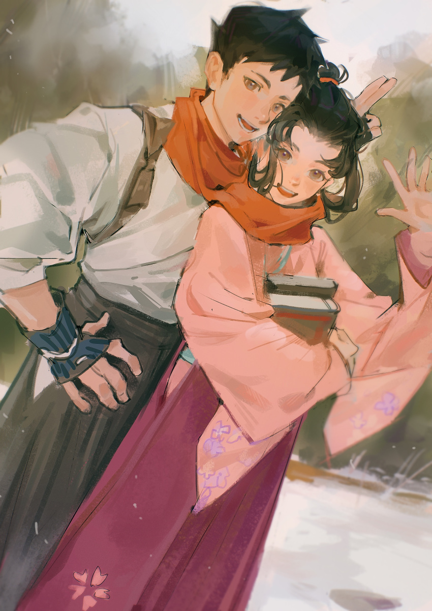 2boys ace_attorney armor black_eyes black_hair black_hakama book cowboy_shot hair_bun hakama hand_up highres holding holding_book japanese_armor japanese_clothes kimono kote liyuliyuzhou long_sleeves looking_at_viewer male_focus multiple_boys open_mouth pink_kimono red_scarf ryunosuke_naruhodo scarf shared_clothes shared_scarf short_hair smile standing susato_mikotoba the_great_ace_attorney waving white_kimono wide_sleeves