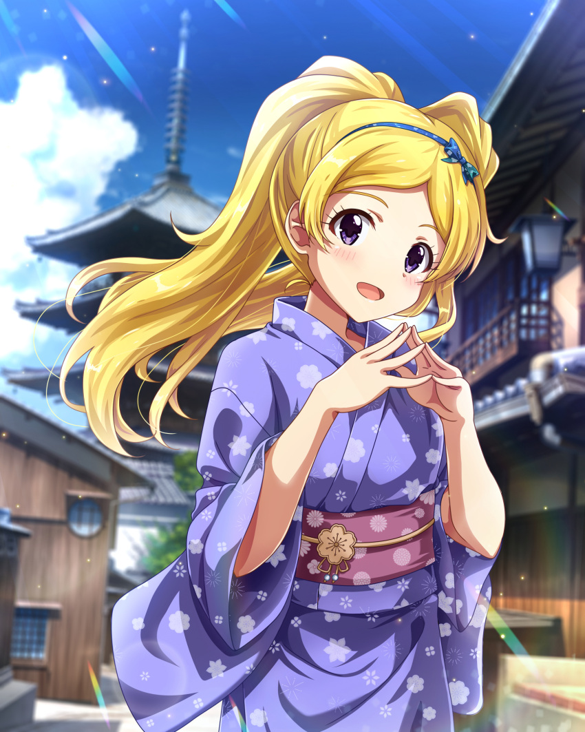 1girl blonde_hair blue_hairband blue_kimono blue_sky blurry blurry_background blush day dot_nose emily_stewart hairband hands_up highres idolmaster idolmaster_million_live! idolmaster_million_live!_theater_days japanese_clothes kimono kyoto long_hair long_sleeves looking_at_viewer obi obijime open_mouth outdoors purple_eyes rainbow_gradient rocktaso_co_ltd sash sky smile solo steepled_fingers twintails wide_sleeves