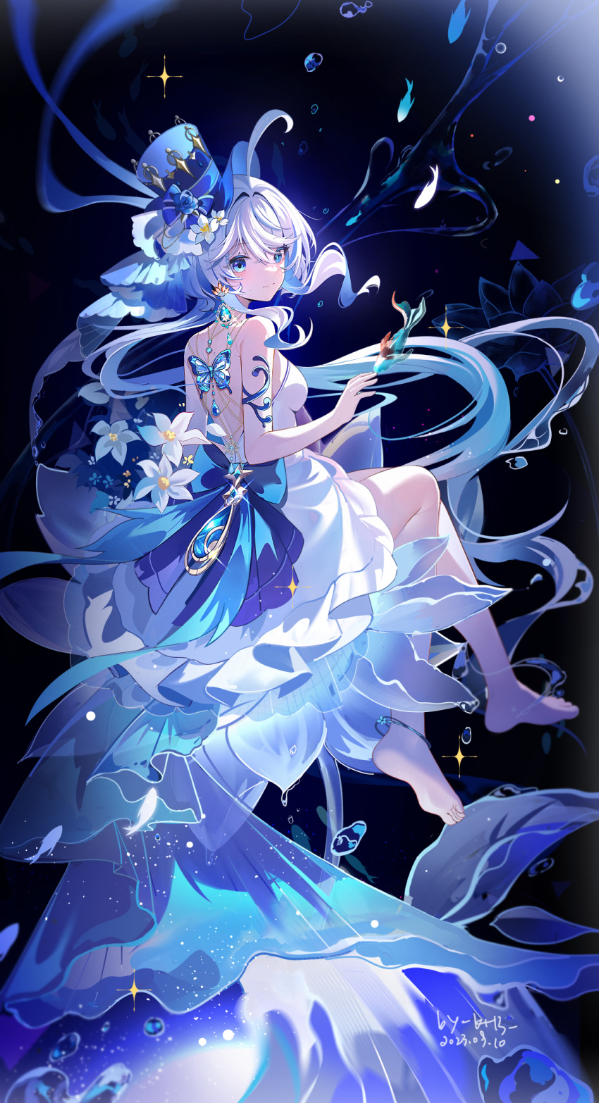 1girl bare_shoulders barefoot blue_eyes blue_hair blue_headwear drop-shaped_pupils feet furina_(genshin_impact) genshin_impact gloves hat highres jewelry light_blue_hair looking_at_viewer looking_back miaogujun mismatched_pupils multicolored_hair skirt soles top_hat underwater white_gloves white_hair white_skirt