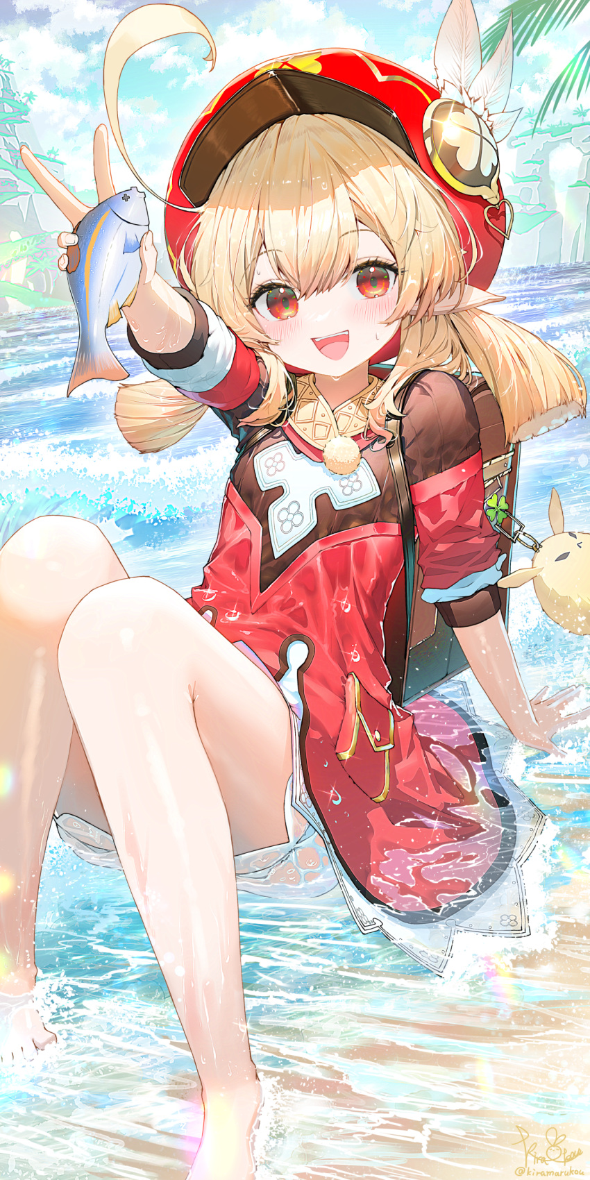 1girl absurdres ahoge animal backpack bag bare_legs barefoot beach blonde_hair blue_sky cloud cloudy_sky fish genshin_impact hair_between_eyes hat_feather highres holding holding_animal holding_fish kiramarukou klee_(genshin_impact) knees_together_feet_apart knees_up legs looking_at_viewer open_mouth outdoors pointy_ears red_eyes red_headwear shirt short_hair short_sleeves signature sky smile solo sweatdrop teeth toes twintails upper_teeth_only v water wet wet_clothes wet_shirt