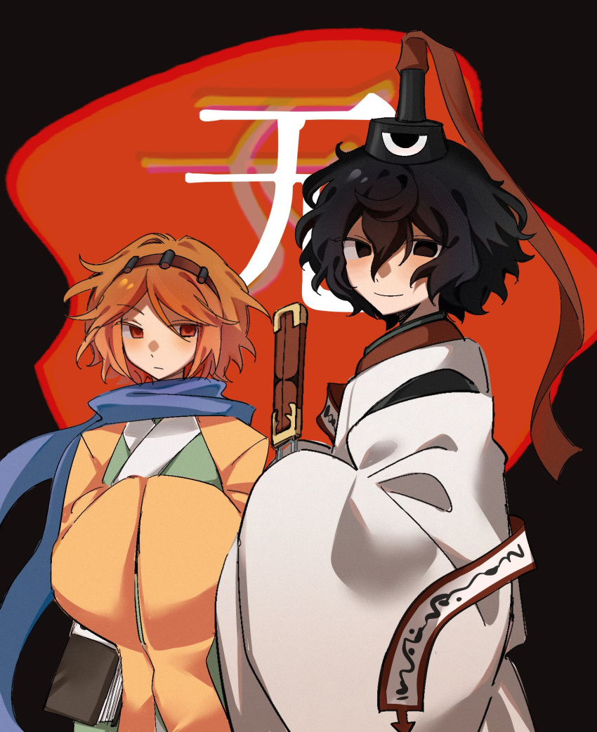 2others androgynous black_eyes black_hair black_headwear closed_mouth coat commentary detached_sleeves film_grain green_kimono hair_between_eyes hairband hat highres japanese_clothes kariginu kimono len'en long_sleeves multiple_others orange_coat orange_hair other_focus red_eyes red_hairband senri_tsurubami short_hair sleeves_past_fingers sleeves_past_wrists smile tate_eboshi translation_request white_sleeves xiao_ganju_nailuo zuifeng_tenkai