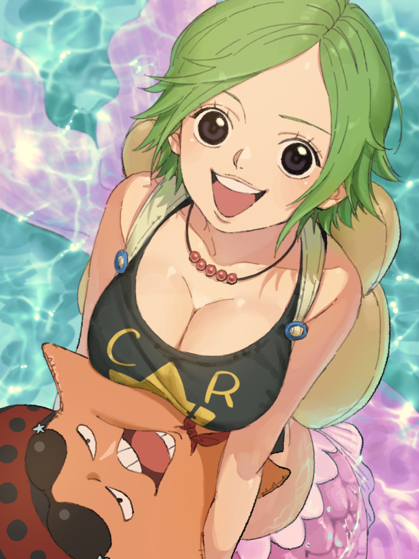 1girl backpack bag bare_shoulders black_tank_top breasts camie_(one_piece) cleavage collarbone commentary eyewear_on_head from_above green_hair hat highres holding jewelry large_breasts looking_at_viewer looking_up mermaid monster_girl necklace one_piece open_mouth pappug scales short_hair smile starfish sunglasses tank_top urasanmyaku water