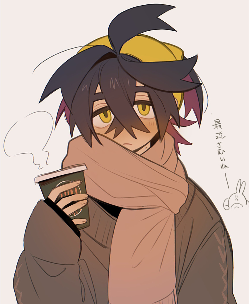 1boy alternate_costume black_hair blush brown_sweater closed_mouth colored_inner_hair commentary_request crossed_bangs cup hair_between_eyes hairband highres holding holding_cup kieran_(pokemon) long_sleeves looking_at_viewer male_focus multicolored_hair pokemon pokemon_(game) pokemon_sv scarf steam sweater tisanntisyou translation_request upper_body white_background yellow_eyes yellow_hairband