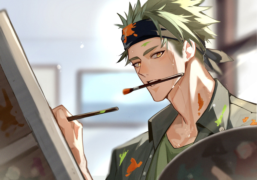 1boy achilles_(fate) black_headband blurry blurry_background buttons easel fate/grand_order fate_(series) green_hair green_shirt grey_shirt haruakira headband highres holding holding_paintbrush holding_palette male_focus mouth_hold paint_on_body paint_on_clothes paint_splatter paint_splatter_on_face paintbrush painting_(action) palette_(object) shirt short_hair solo undercut upper_body