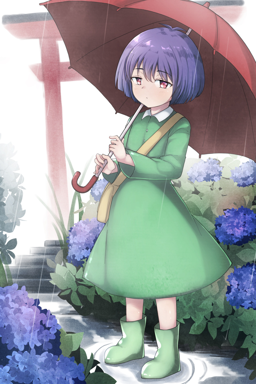 1girl absurdres bag bakegyamon boots child collared_dress dress flower frown green_dress green_footwear highres holding holding_umbrella hydrangea kimidori_(bakegyamon) outdoors puddle purple_flower purple_hair rain red_eyes red_umbrella ripples rubber_boots short_hair shoulder_bag solo stairs standing torii umbrella yossy_(yossy1130)