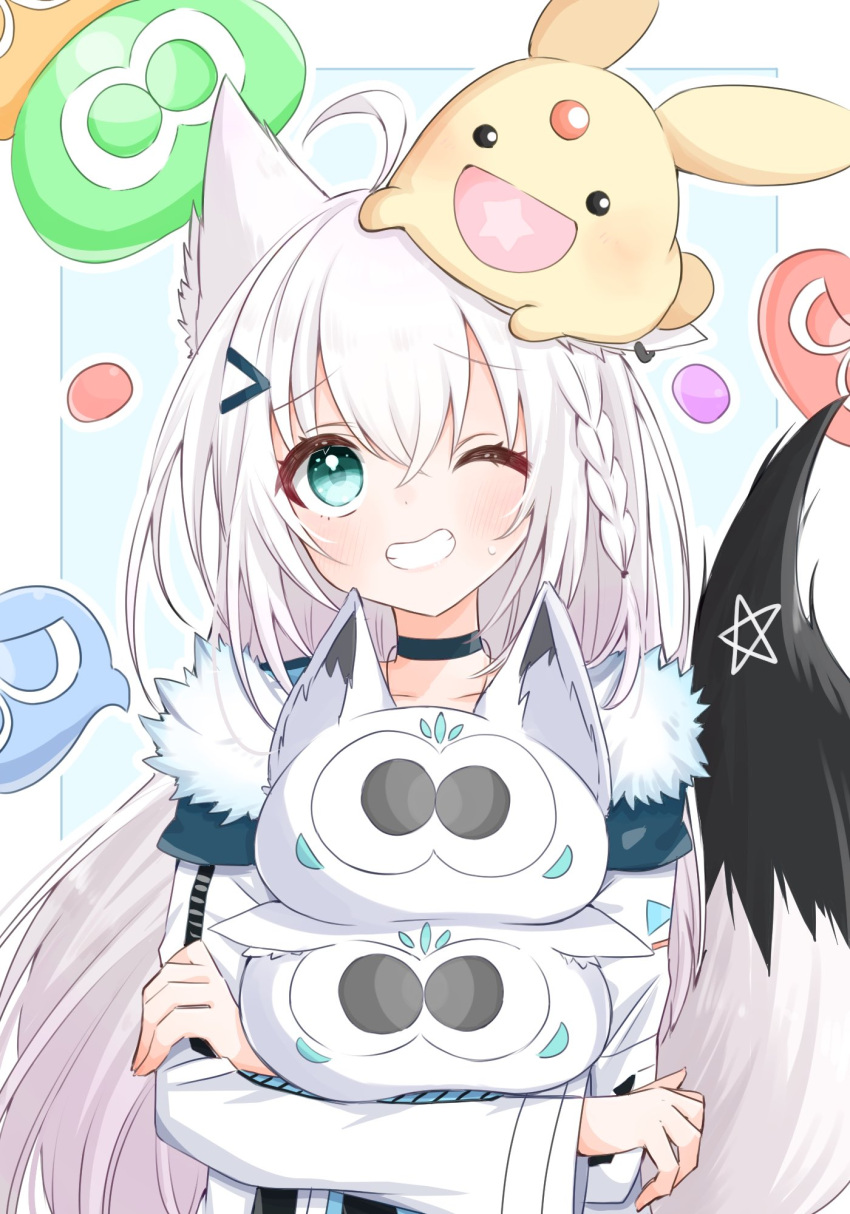 1girl ahoge animal_ear_fluff animal_ears black_choker braid carbuncle_(puyopuyo) choker commentary_request earrings fox_ears fox_girl fox_tail fur-trimmed_jacket fur_trim green_eyes grin hair_between_eyes hair_ornament highres holding hololive jacket jewelry kamimura_hiiro long_hair looking_at_viewer one_eye_closed pentagram puyo_(puyopuyo) puyopuyo_tetris shirakami_fubuki sidelocks single_braid smile tail virtual_youtuber white_hair white_jacket