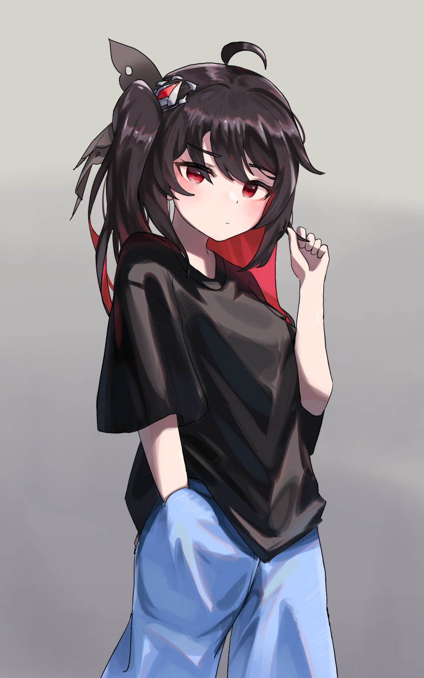 1girl black_hair black_shirt blue_pants breasts closed_mouth commentary grey_background hair_between_eyes hand_in_pocket hand_up highres honkai_(series) honkai_impact_3rd jambujok long_hair looking_at_viewer medium_breasts multicolored_hair pants red_eyes red_hair seele_vollerei shirt short_sleeves simple_background solo two-tone_hair