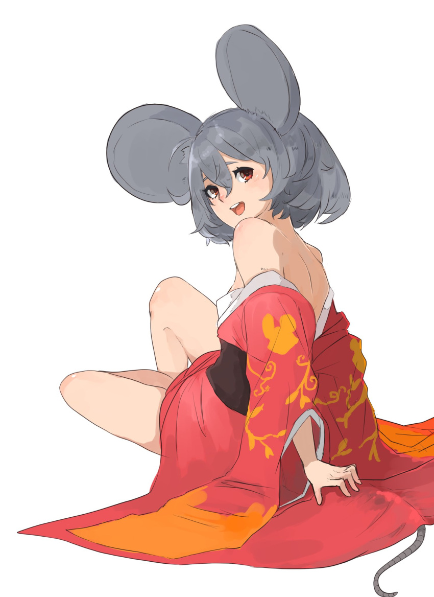 1girl alternate_costume animal_ears commentary full_body grey_hair hair_between_eyes highres japanese_clothes kimono long_sleeves looking_at_viewer mouse_ears mouse_girl mouse_tail nazrin open_mouth red_eyes red_kimono short_hair simple_background sitting solo tail teeth touhou upper_teeth_only white_background wide_sleeves yatsu_(yaxtu1029)