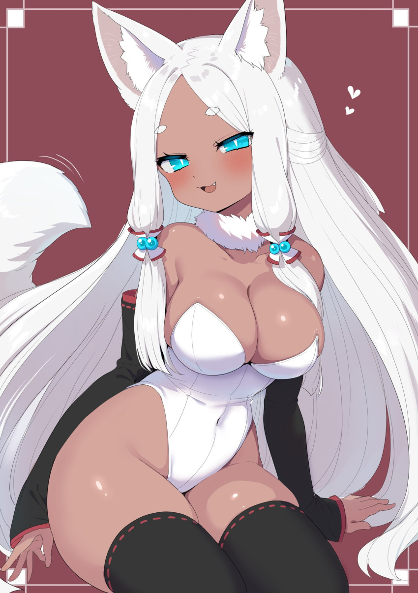 1girl :3 animal_ears black_thighhighs blue_eyes blush breasts cleavage collarbone covered_navel fang fox_ears fox_girl fox_tail highres large_breasts leotard looking_at_viewer open_mouth original ransusan red_background simple_background smile solo tail thighhighs white_leotard