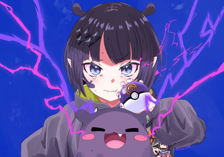 1girl blue_background fang grey_eyes grey_hoodie highres holding holding_poke_ball hololive hololive_english hood hoodie looking_at_viewer nail_polish ninomae_ina'nis ninomae_ina'nis_(5th_costume) official_alternate_costume pointy_ears poke_ball pokemon project_voltage purple_eyes purple_nails short_hair smile takodachi_(ninomae_ina'nis) varo_006 virtual_youtuber vocaloid