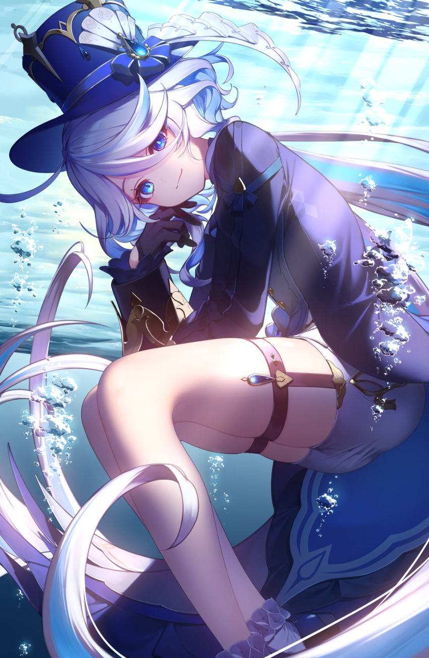 1girl absurdres air_bubble black_gloves black_straps blue_eyes blue_gemstone blue_headwear bright_pupils bubble closed_mouth drop-shaped_pupils ebibi_chiriri furina_(genshin_impact) gem genshin_impact gloves hair_between_eyes hat highres long_hair long_sleeves looking_at_viewer multicolored_hair shorts smile socks sunlight thigh_strap top_hat underwater very_long_hair white_hair white_pupils white_shorts white_socks