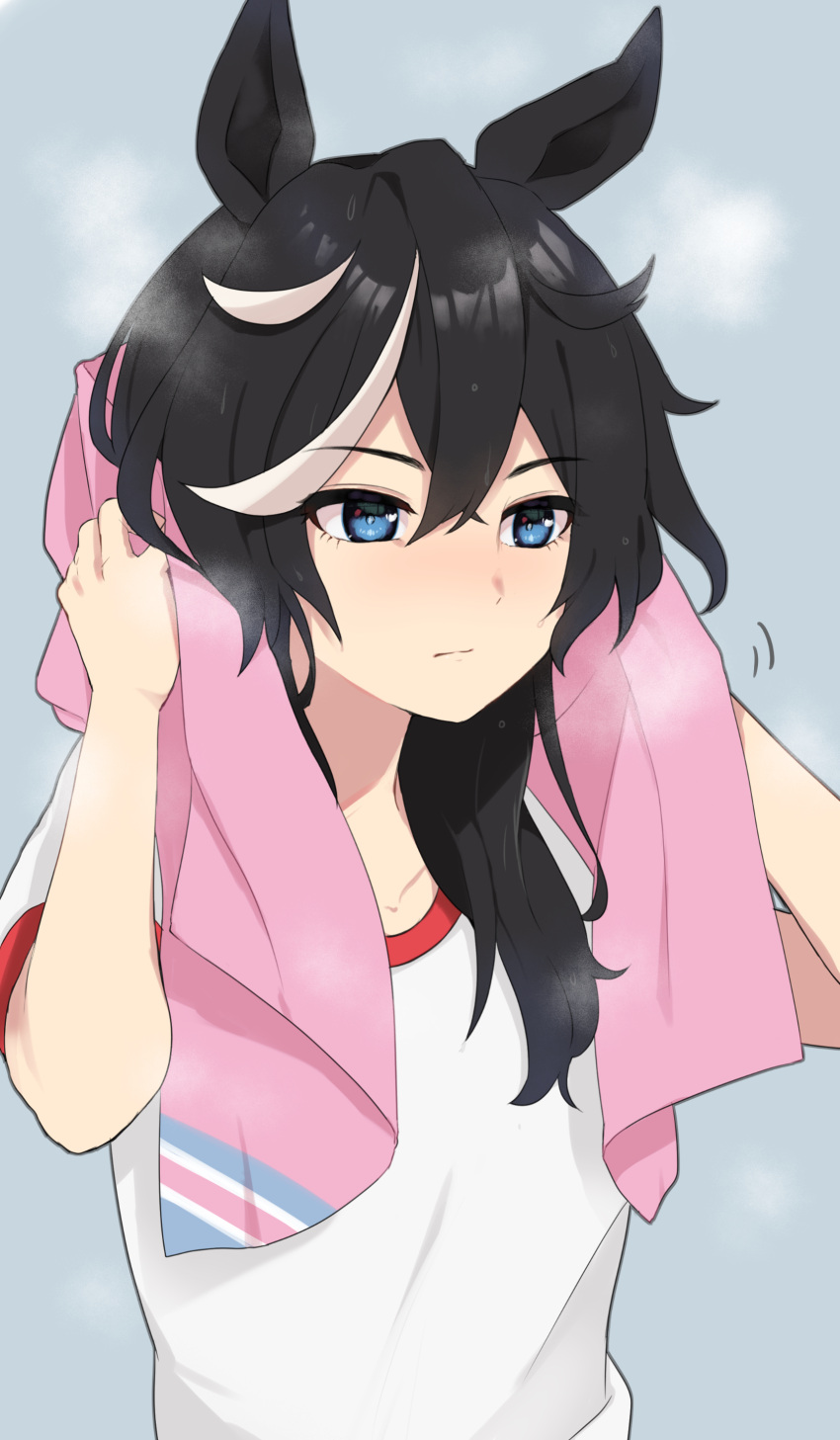 1girl absurdres animal_ears arms_up black_hair blue_eyes blush closed_mouth commentary_request grey_background hair_between_eyes hair_down highres horse_ears horse_girl katsuragi_ace_(umamusume) medium_hair multicolored_hair pink_towel prtn_(ttnx) short_sleeves simple_background solo steaming_body streaked_hair towel umamusume white_hair