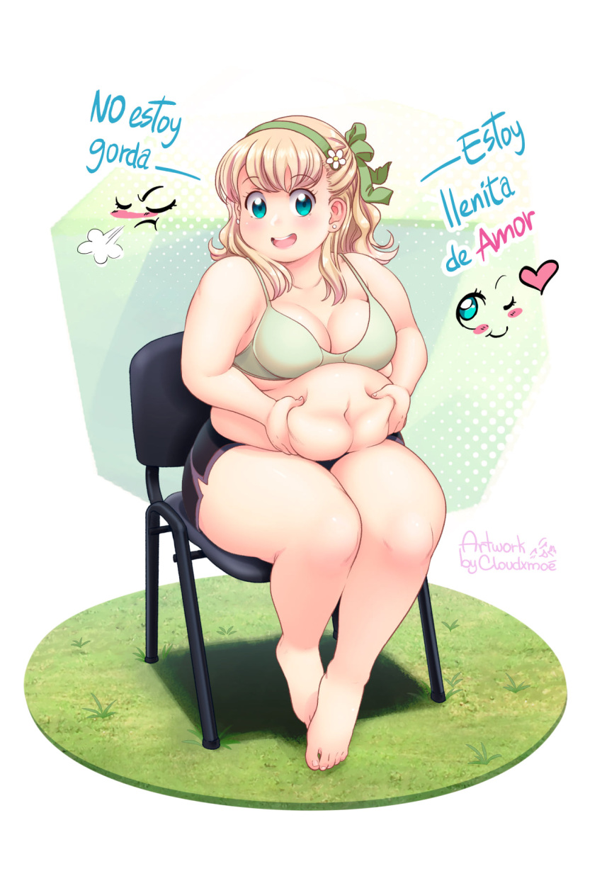 1girl =3 artist_name barefoot belly_grab blonde_hair blue_eyes blush breasts chair cleavage closed_eyes closed_mouth cloudxmoe collarbone commentary_request dolphin_shorts earrings english_text facebook_username flower full_body grass green_hairband hair_flower hair_ornament hairband heart highres jewelry large_breasts long_hair looking_at_viewer navel one_eye_closed open_mouth plump shorts solo spanish_commentary spanish_text stud_earrings tareme teeth thick_arms thick_thighs thighs translation_request upper_teeth_only web_address white_background