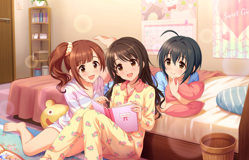 3girls ahoge bed bedroom black_hair blue_shirt blunt_bangs blush book breasts brown_eyes brown_hair calendar_(object) character_request check_character cleavage closed_mouth collarbone collared_shirt feet feet_out_of_frame floral_print foot_up game_cg hair_between_eyes hair_ornament hair_scrunchie hood hood_down idolmaster idolmaster_cinderella_girls idolmaster_cinderella_girls_starlight_stage igarashi_kyoko indoors knees_together_feet_apart kohinata_miho legs lens_flare long_hair long_sleeves medium_hair multiple_girls object_hug official_art on_ground open_mouth pajamas pants parted_bangs pillow pillow_hug print_pajamas scrunchie shimamura_uzuki shirt short_sleeves side_ponytail sitting smile thighs toes yellow_pants yellow_shirt yokozuwari