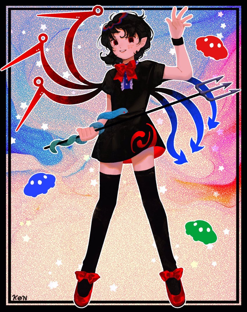 1girl arm_up asymmetrical_wings black_border black_dress black_hair black_thighhighs blue_wings border bow bowtie commentary dress full_body grin highres holding_trident houjuu_nue k0nfette looking_at_viewer pointy_ears polearm red_bow red_bowtie red_eyes red_footwear red_wings shoes short_hair short_sleeves smile snake solo thighhighs touhou trident ufo waving weapon wings