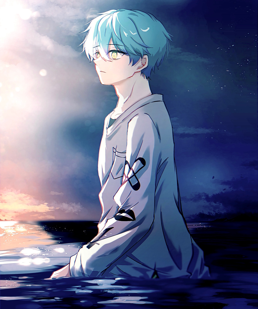 1boy absurdres blue_hair charisma_house closed_mouth cloud dusk expressionless facing_to_the_side green_shirt highres in_water light_blue_hair long_sleeves looking_ahead male_focus night night_sky ocean ohse_minato shirt short_hair sky solo ukisi yellow_eyes