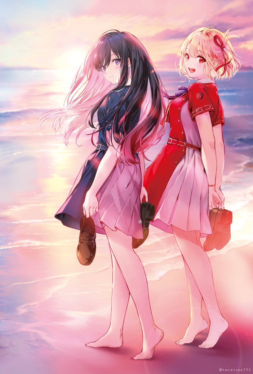 2girls :d absurdres barefoot black_hair blonde_hair blue_dress brown_footwear closed_mouth cloud commentary_request dress grey_dress hair_ribbon highres holding holding_shoes horizon inoue_takina loafers long_hair lycoris_recoil multiple_girls nishikigi_chisato ocean outdoors pierorabu pleated_dress purple_eyes red_dress red_eyes red_ribbon ribbon shoes shoes_removed sky smile sunset twitter_username two-tone_dress very_long_hair water