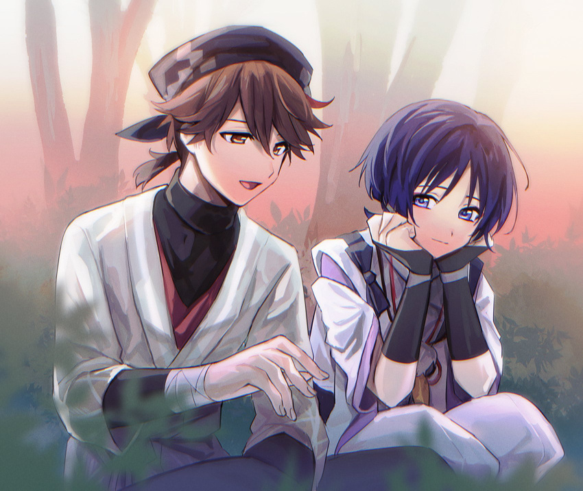 2boys armor bandaged_arm bandages brown_eyes brown_hair closed_mouth genshin_impact highres japanese_armor japanese_clothes jewelry kote kurokote male_focus multicolored_hair multiple_boys necklace niwa_(genshin_impact) open_mouth oshi_taberu outdoors purple_eyes purple_hair red_hair scaramouche_(genshin_impact) scaramouche_(kabukimono)_(genshin_impact) sitting squatting streaked_hair tree