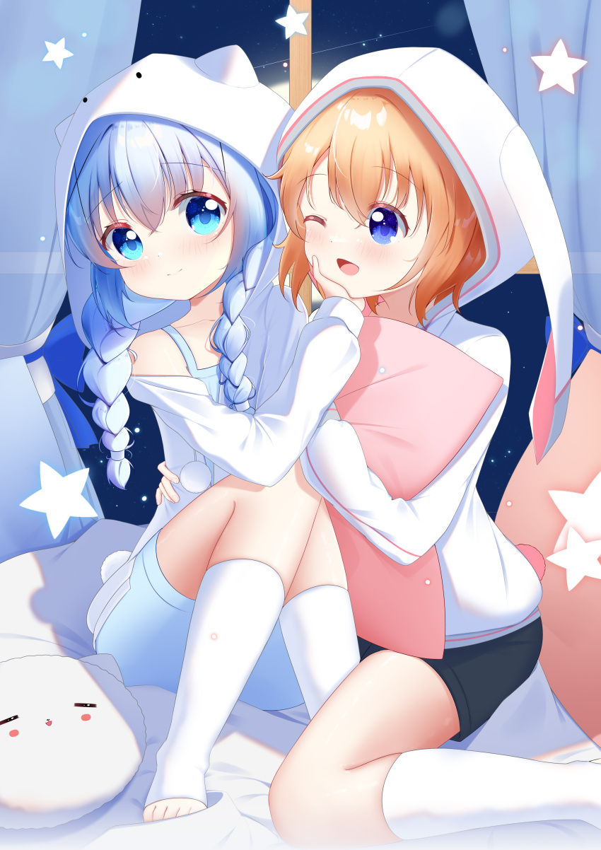 2girls absurdres blue_eyes blue_hair blush dian_zhi_sang gochuumon_wa_usagi_desu_ka? highres hoto_cocoa indoors kafuu_chino long_hair looking_at_viewer multiple_girls night on_bed open_mouth orange_hair sleepwear socks star_(symbol) tippy_(gochiusa) white_socks