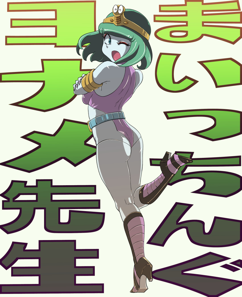 1girl armlet ass bare_shoulders belt blue_belt blue_eyes circlet colored_skin crossed_arms eyelashes from_behind full_body god_mazinger green_hair green_skin high_heels highres leg_up leotard looking_at_viewer maicching_machiko-sensei mazinger_(series) medium_hair one_eye_closed open_mouth parody pink_leotard randy23 rectangular_pupils red_eyeliner solo standing standing_on_one_leg text_background