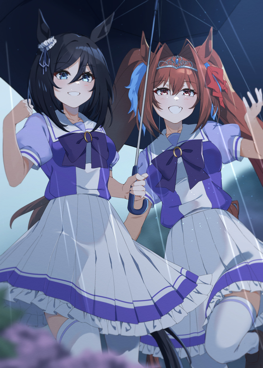 2girls absurdres animal_ears antenna_hair black_hair black_umbrella blue_eyes blurry blurry_background blurry_foreground bob_cut bow bowtie brown_eyes brown_footwear brown_hair commentary cowboy_shot daiwa_scarlet_(umamusume) depth_of_field ear_scrunchie eishin_flash_(umamusume) fang flower hair_between_eyes hair_intakes highres holding holding_umbrella horse_ears horse_girl hydrangea inverted_bob long_hair medium_hair multiple_girls open_mouth outdoors pleated_skirt puffy_short_sleeves puffy_sleeves pun purple_bow purple_bowtie purple_shirt rain sailor_collar sailor_shirt school_uniform shikaya shirt short_sleeves skin_fang skirt summer_uniform tail thighhighs tiara tracen_school_uniform twintails umamusume umbrella white_sailor_collar white_skirt white_thighhighs zettai_ryouiki