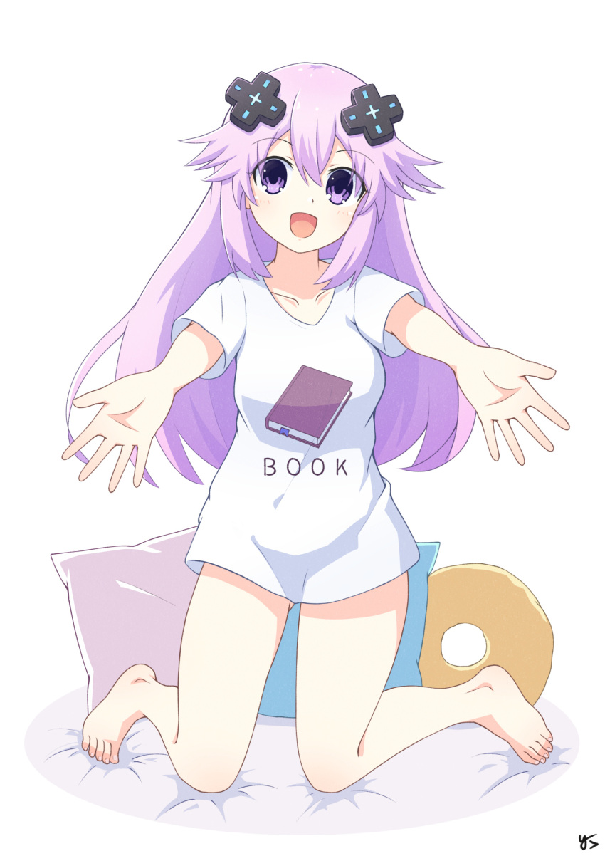 1girl :d adult_neptune barefoot bed_sheet book_print breasts collarbone commentary d-pad d-pad_hair_ornament feet full_body hair_between_eyes hair_ornament highres kneeling large_breasts light_blush long_hair looking_at_viewer neptune_(series) no_pants open_hands open_mouth outstretched_arms pillow purple_eyes purple_hair shirt short_sleeves signature simple_background smile solo straight-on t-shirt toenails toes very_long_hair white_background white_shirt yashi_(hayashiki0404)