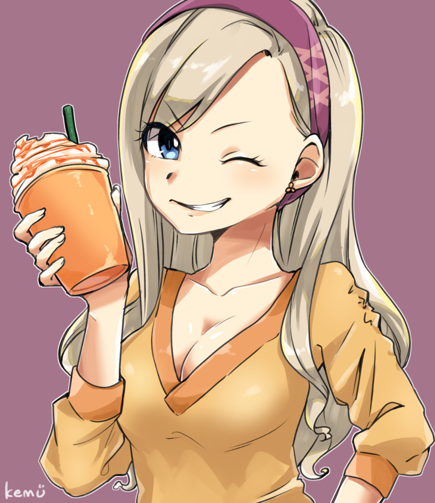 1girl artist_name blonde_hair blue_eyes breasts cappuccino_(drink) cleavage closed_mouth commentary cup earrings eden's_zero grin hairband highres holding holding_cup jewelry kemu_baado long_hair long_sleeves looking_at_viewer medium_breasts one_eye_closed orange_shirt purple_background purple_hairband rebecca_bluegarden shirt signature simple_background smile smirk solo swept_bangs upper_body v-neck