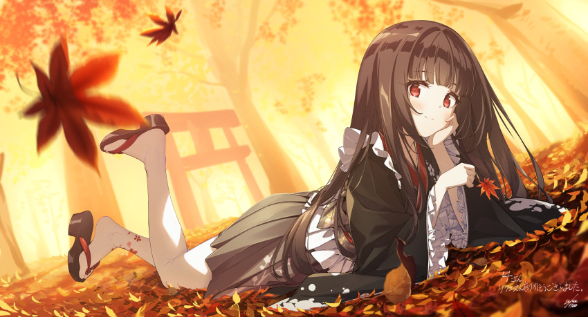 1girl arm_support autumn autumn_leaves black_hair black_kimono blunt_bangs closed_mouth floral_print foot_up forest frilled_sleeves frills hand_on_own_cheek hand_on_own_face highres japanese_clothes kimono letterboxed long_hair long_sleeves looking_at_viewer lying maid nature obi obijime okobo on_stomach original pleated_skirt red_eyes sandals sash schatten skirt smile solo tabi thighhighs toes torii tree very_long_hair wa_maid white_thighhighs wide_sleeves
