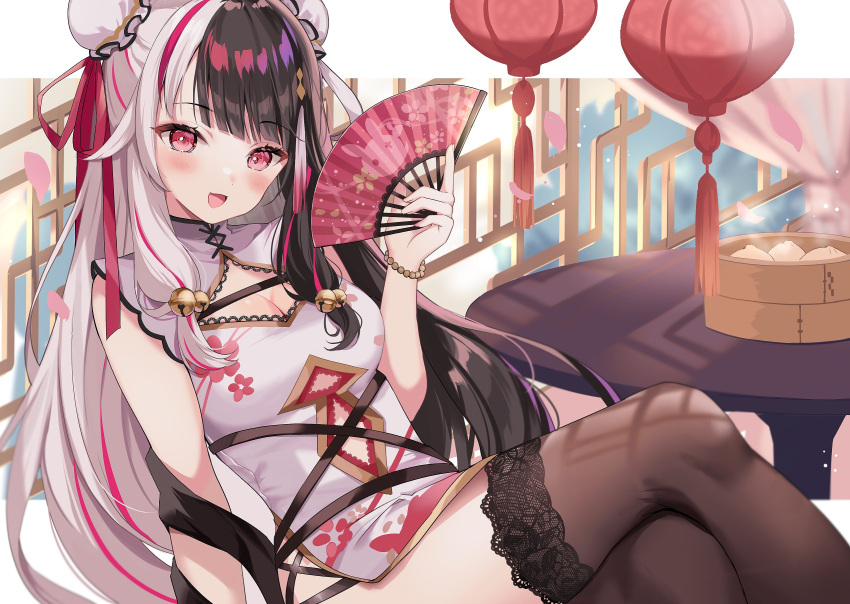 1girl architecture baozi bell black_hair black_ribbon breasts brown_thighhighs bun_cover china_dress chinese_clothes cleavage cleavage_cutout clothing_cutout crossed_legs double_bun dress east_asian_architecture folding_fan food hair_bell hair_bun hair_ornament hair_ribbon hand_fan highres holding holding_fan jingle_bell lace-trimmed_thighhighs long_hair looking_at_viewer medium_breasts moeko_(moeko0903) multicolored_hair navel_cutout nijisanji official_alternate_costume open_mouth pelvic_curtain petals red_eyes red_ribbon ribbon side_slit sitting smile solo split-color_hair streaked_hair table thighhighs thighs two-tone_hair very_long_hair virtual_youtuber white_dress white_hair yorumi_rena yorumi_rena_(10th_costume)