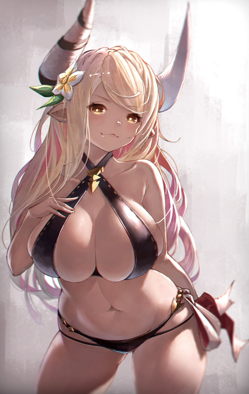 1girl :3 absurdres bikini black_bikini black_ribbon blonde_hair breasts cleavage closed_mouth collarbone commentary criss-cross_halter dark-skinned_female dark_skin draph flower granblue_fantasy hair_flower hair_ornament halterneck hand_on_own_chest highres horn_flower horn_ornament horn_ribbon horns kumbhira_(granblue_fantasy) kumbhira_(summer)_(granblue_fantasy) large_breasts layered_bikini long_hair looking_at_viewer multicolored_hair navel official_alternate_costume pink_hair pointy_ears ribbon simple_background smile solo swept_bangs swimsuit yellow_eyes yu_pian