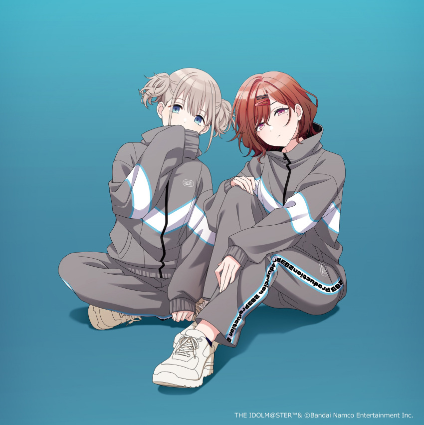 2girls blue_background blue_eyes brown_hair commentary_request covering_mouth expressionless grey_hair grey_jacket grey_pants hair_ornament hairclip hand_on_own_knee hand_up highres higuchi_madoka idolmaster idolmaster_shiny_colors jacket long_sleeves looking_at_viewer mole mole_under_eye multiple_girls official_art on_floor pants pink_eyes print_jacket serizawa_asahi shoes short_hair short_twintails sidelocks sitting sleeves_past_fingers sleeves_past_wrists sneakers track_jacket twintails white_footwear