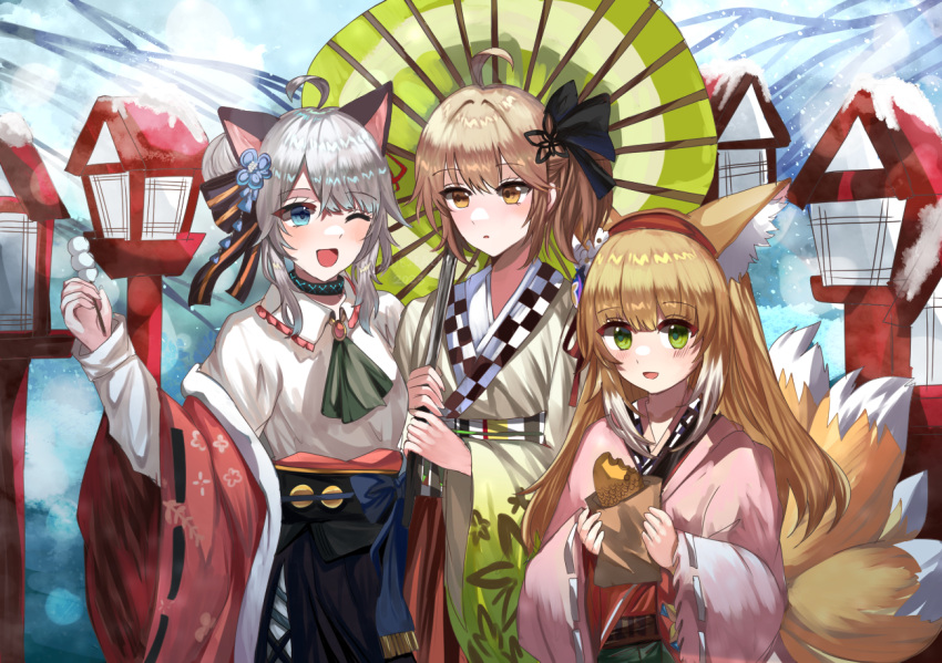 3girls arknights black_collar black_hakama blonde_hair blue_eyes blue_sealad blush brown_eyes collar colored_tips commentary dango english_commentary food green_eyes green_kimono green_umbrella grey_hair hair_bun hakama holding holding_food holding_umbrella infection_monitor_(arknights) japanese_clothes kimono light_brown_hair long_hair long_sleeves mint_(arknights) mint_(tsukiyoi)_(arknights) multicolored_hair multiple_girls official_alternate_costume oil-paper_umbrella one_eye_closed open_mouth outdoors parted_lips pink_kimono scene_(arknights) scene_(betsushi)_(arknights) shirt side_ponytail sidelocks suzuran_(arknights) suzuran_(yukibare)_(arknights) taiyaki two-tone_hair umbrella wagashi white_hair white_shirt wide_sleeves winter