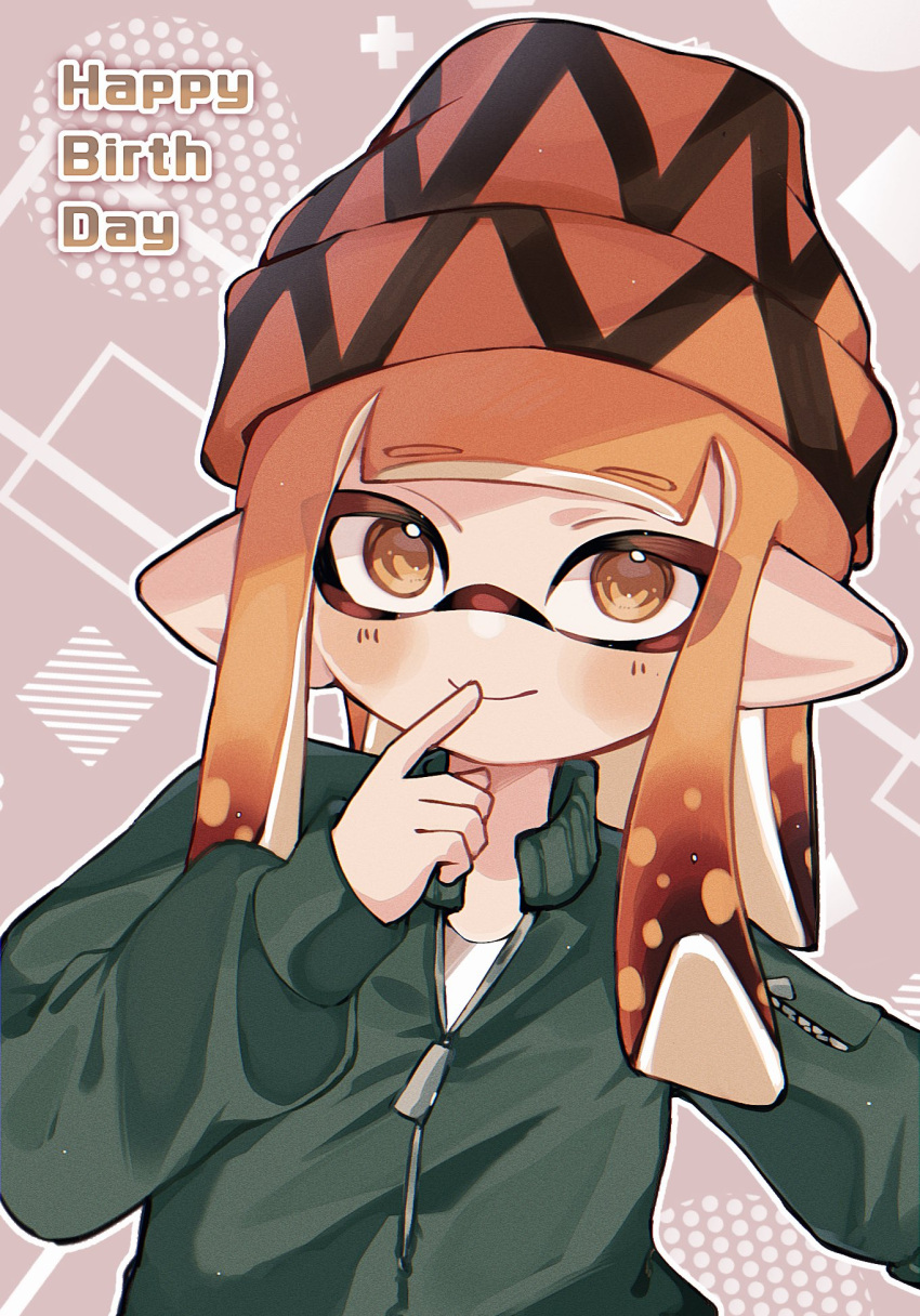 1girl beanie black_headwear chromatic_aberration commentary finger_to_mouth green_sweater happy_birthday hat highres inkling inkling_girl long_hair looking_at_viewer orange_eyes orange_hair orange_headwear pink_background pointy_ears solo splatoon_(series) sweater symbol-only_commentary two-tone_headwear upper_body yn_uo0 zipper zipper_pull_tab