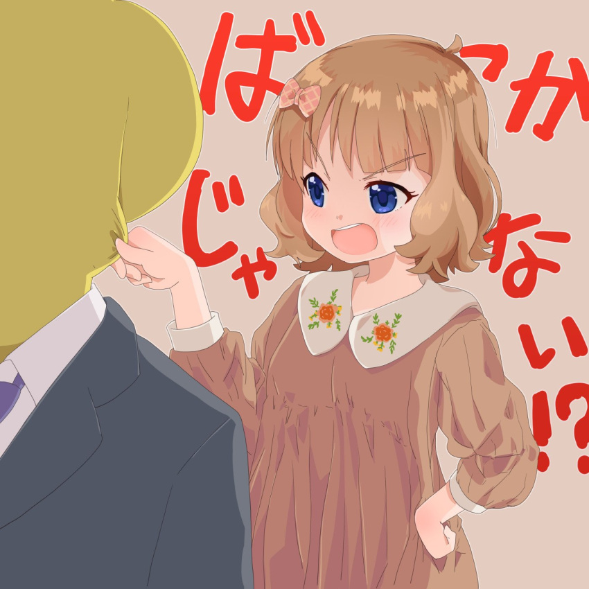 1boy 1girl ahoge angry black_jacket blue_eyes bow brown_background brown_dress brown_hair cheek_pinching commentary_request dress flat_chest floral_print hair_bow hand_on_own_hip hand_up highres idolmaster idolmaster_million_live! jacket long_sleeves looking_at_another medium_hair necktie open_mouth p-head_producer pinching producer_(idolmaster) purple_necktie rulyuzevcpalyo shirt sidelocks suou_momoko teeth translation_request upper_teeth_only v-shaped_eyebrows wavy_hair white_shirt